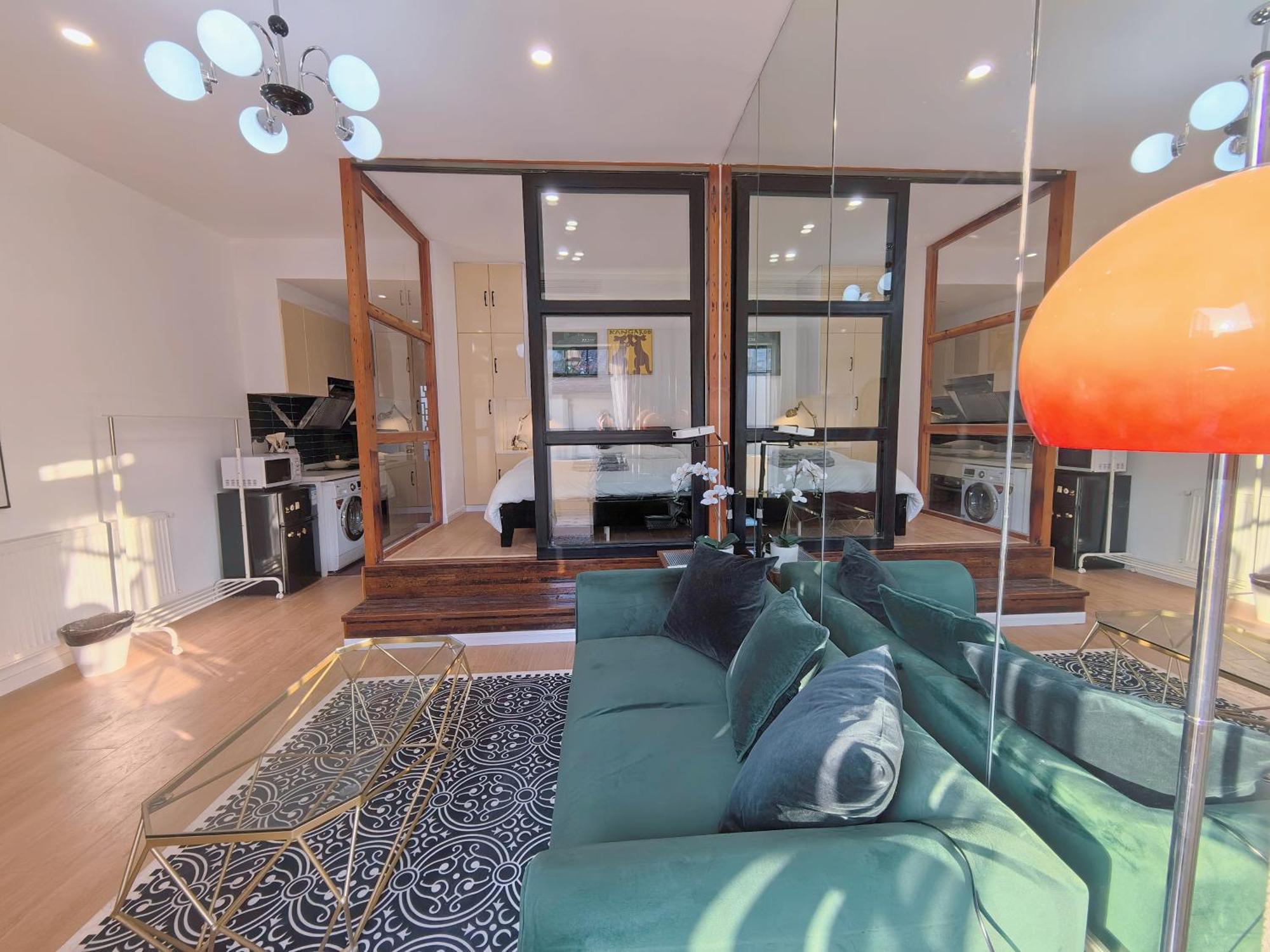 Hills & Zinn Sunshine With Balcony Near Metro Line1 Changshu Rd * Xangai