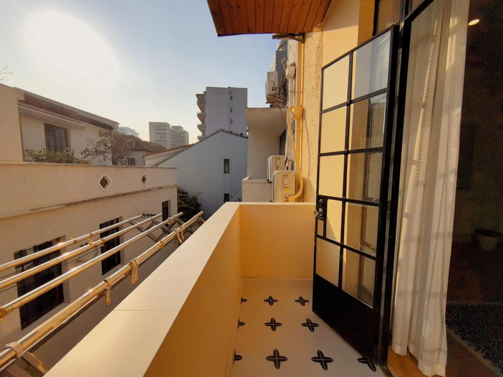 Hills & Zinn Sunshine With Balcony Near Metro Line1 Changshu Rd Apartamento Xangai