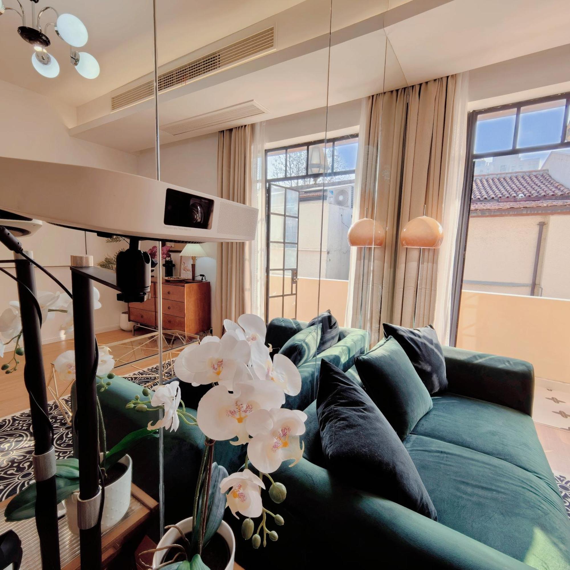 Hills & Zinn Sunshine With Balcony Near Metro Line1 Changshu Rd * Xangai