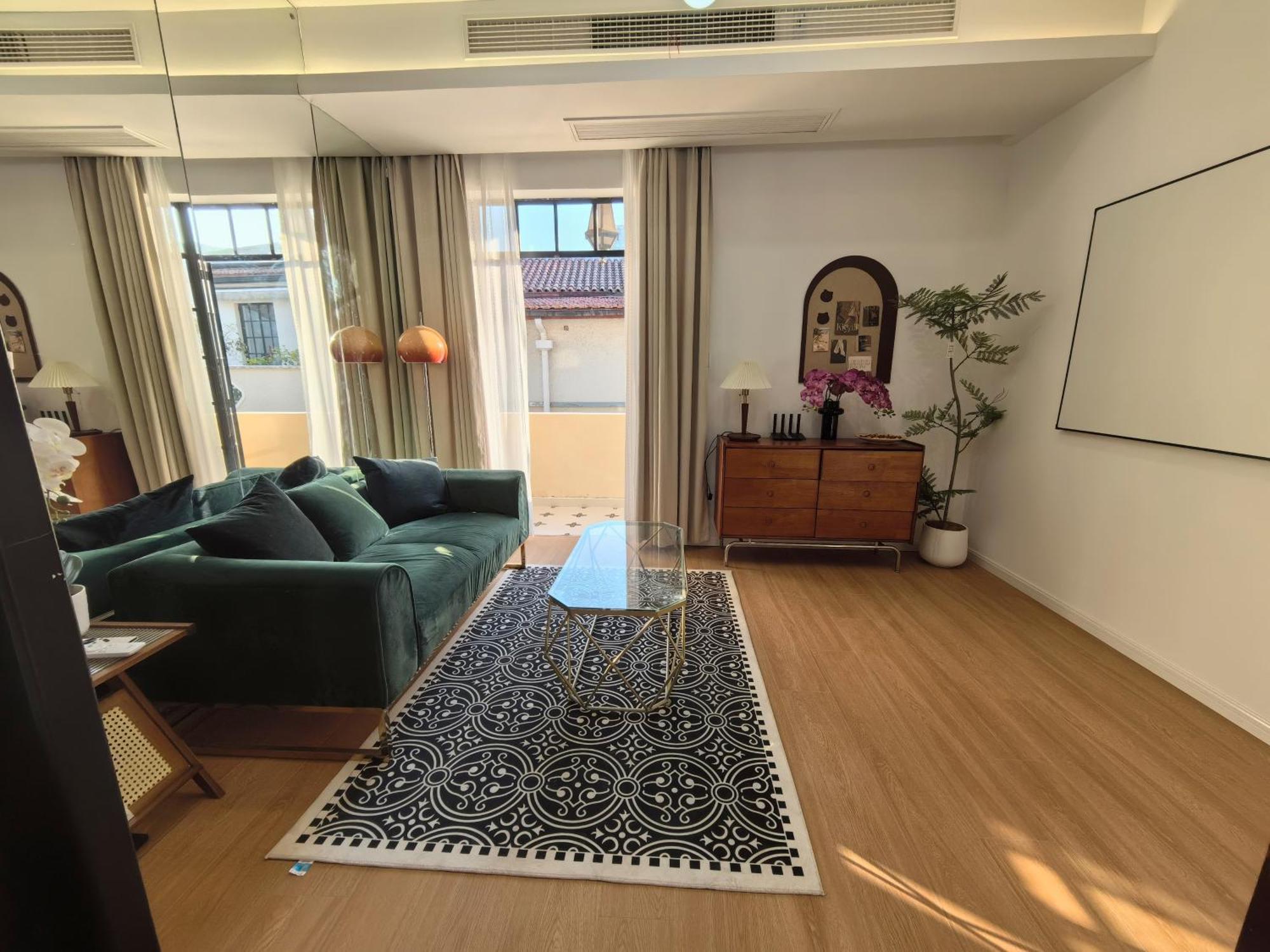 Hills & Zinn Sunshine With Balcony Near Metro Line1 Changshu Rd *